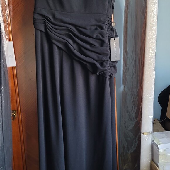 Tadashi Shoji evening gown - Picture 10 of 12